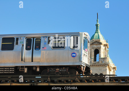 Chicago, Illinois eine rosa Linie Hochbahn rumpelt durch die Pilsen Nachbarschaft. USA. Stockfoto