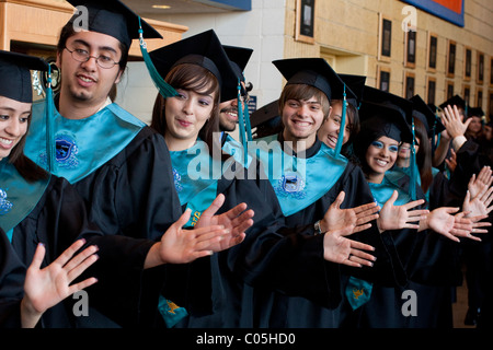 High-School-jungen und Mädchen in Kappen und Kleider in der Schlange vor dem Einmarsch in Abschlussfeier Stockfoto