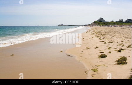 Watch Hill Rhode Island Strand mit dem historischen Leuchtturm Wahrzeichen in der Ferne. Stockfoto