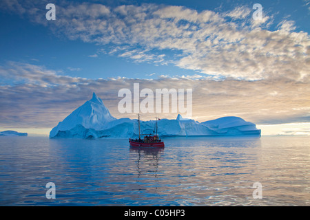 Touristenboot und Eisberg in der Kangia Icefjord, Disko-Bucht, West-Grönland, Grönland Stockfoto