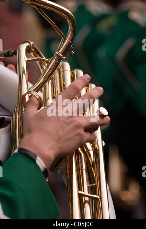 Nahaufnahme einer männlichen Hand spielt die Tuba in einer Blaskapelle. Geringe Schärfentiefe. Stockfoto