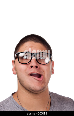 Ein goofy Mann mit trendigen Nerd Brille isoliert in weiß mit einem lustigen Ausdruck auf seinem Gesicht. Stockfoto