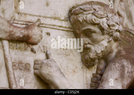 Der Hirte Denkmal, eine Torheit mit einem Marmorrelief auf dem Gelände der Shugborough Hall anhand eines Gemäldes von Nicholas Poussin Stockfoto