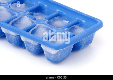 Eine blaue Kunststoff Eiswürfelbehälter mit Frost auf sie isoliert auf einem weißen Hintergrund. Stockfoto