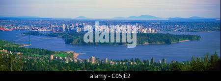 Vancouver, BC, Britisch-Kolumbien, Kanada - Luftbild der Skyline der Stadt, Stanley Park, English Bay und Burrard Inlet - Panorama Stockfoto