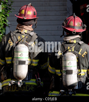 "Seattle Feuerwehr betrachten auf einem Test-Brennen eines alten Hauses." Stockfoto