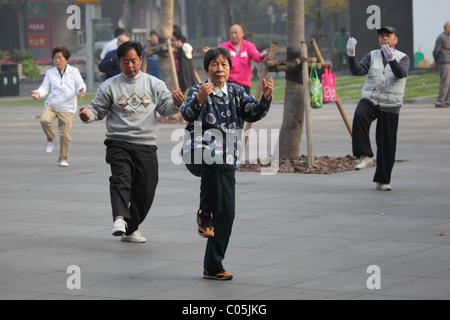 Chinesen praktizieren Tai Chi Chuan am Morgen, Shanghai China Stockfoto