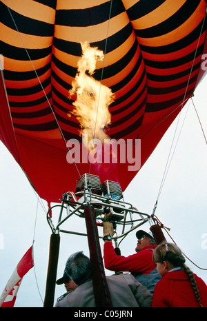 Fahrt mit dem Heißluftballon beim Festival in der Nähe von Armstrong, North Thompson Okanagan Region, BC, Britisch-Kolumbien, Kanada Stockfoto