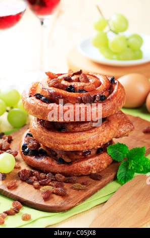 Stapel von Plundergebäck mit Rosinen Stockfoto