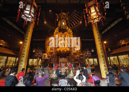 Betet an der Longhua-Tempel in Shanghai, China. Stockfoto