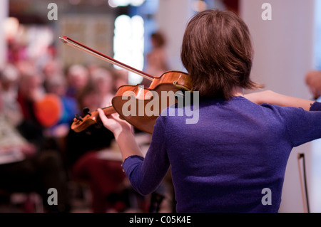 Geiger in der Royal Festival Hall in der Londoner South Bank Centre durchführen Stockfoto