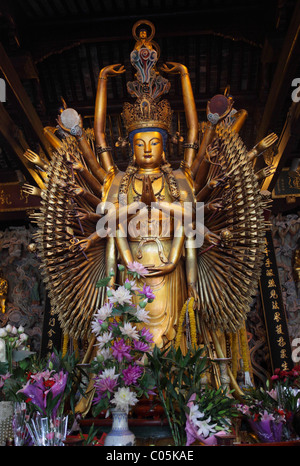 Multi bewaffnet Buddha-Statue in Longhua Tempel, Shanghai China Stockfoto