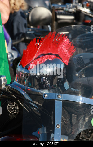 Jährliche Hoggin the Bridge Bikers Veranstaltung, Chepstow, Wales. Biker von der anderen Seite des Südwestens fahren zur Chepstow High Street. Stockfoto