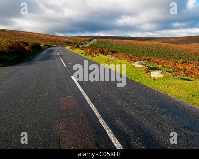 Leere zweispurige Straße über Dartmoor in Devon UK mit weißen Linien im Zentrum Stockfoto