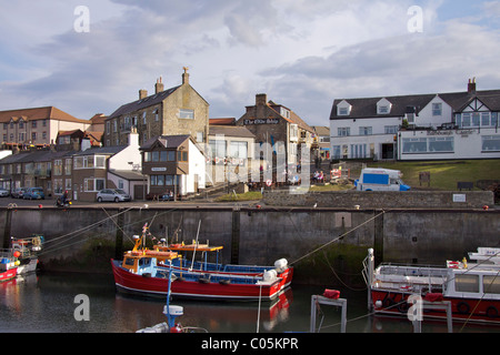 Der Hafen von gemeinsame mit dem "Bamburgh Castle" und "Olde Schiff" Inn am Kai mit Boote vertäut im Hafen Stockfoto