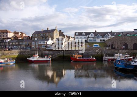 Der Hafen von gemeinsame mit dem "Bamburgh Castle" Gasthof auf dem Kai und festgemachten Boote bei Ebbe Stockfoto