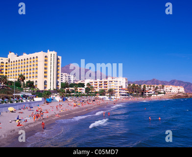 Spanien, Andalusien, Nerja Beach & Bay und Blick auf Berge Stockfoto