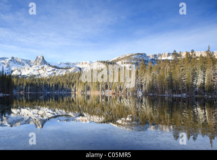 Panoramablick auf Mamie See (Mammoth Lakes) in der östlichen Sierra Nevada, Kalifornien Stockfoto