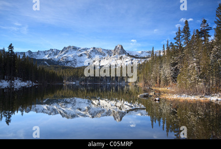 Winter-Reflexionen an Mammoth Lakes in Sierra Nevada, Kalifornien Stockfoto