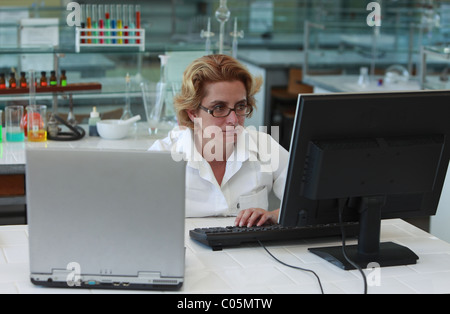 Forscherinnen, die auf dem Computer in einem Labor arbeiten. Stockfoto
