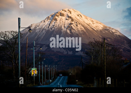 Irische 2011 Wahlplakat für Sinn Féin Pearse Doherty unterwegs N56 von Mount Errigal im Wahlkreis Donegal Süd-west Stockfoto