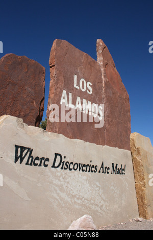 Zeichen für die Stadt von Los Alamos, New Mexico, USA auf Steinplatte geschrieben. Stockfoto