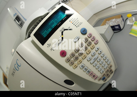 Gaschromatograph Trace im zentralen forensischen Labor der polnischen Polizei in Warschau Stockfoto