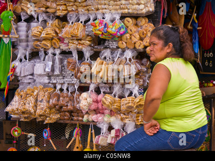 EL VALLE de ANTON, PANAMA - Frau Anbieter verkaufen Kekse und süßes Gebäck. Stockfoto