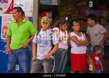 EL VALLE de ANTON, PANAMA - Gruppe der wartenden Stockfoto