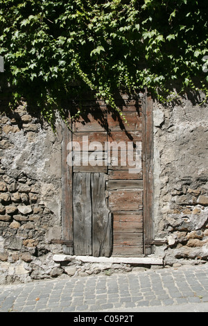 alte Holztür auf Straße in Rom, Italien Stockfoto