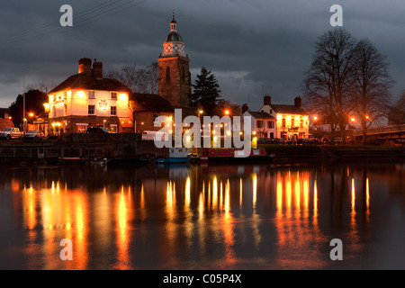 Die pepperpot und Gasthaus Pflug am Upton bei Severn bei Sonnenuntergang Stockfoto