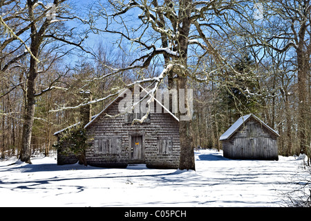 Forstwirtschaft-Altbauten in der Winterlandschaft, Wilson Lick-Ranger-Station in North Carolina. Stockfoto