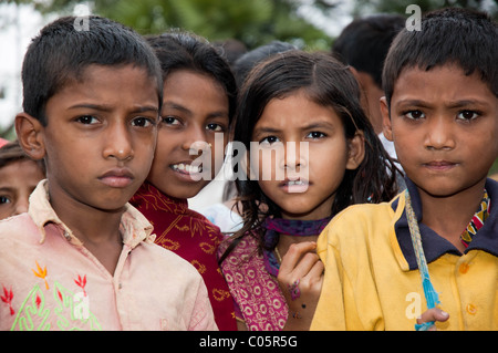 Eine Gruppe von Kindern aus Bangladesch von einem kleinen, abgelegenen Dorf-Blick auf die Kamera Stockfoto