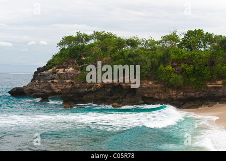 Mushroom Bay ist eine einsame, romantische tropischen Strand auf der Insel Nusa Lembongan, eine kurze Entfernung vom Festland Bali. Stockfoto