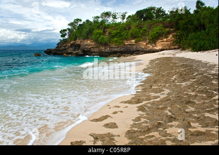 Mushroom Bay ist eine einsame, romantische tropischen Strand auf der Insel Nusa Lembongan, eine kurze Entfernung vom Festland Bali. Stockfoto