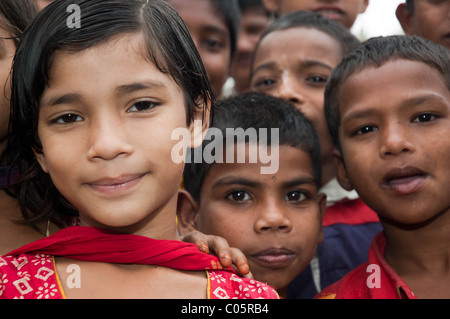 Eine Gruppe von Kindern aus Bangladesch aus einem kleinen Dorf südlich der Hauptstadt Dhaka Stockfoto