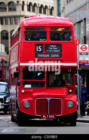 Einen traditionellen Routemaster Double Decker Bus auf Route 15, Eastcheap, London, England, Uk, GB Stockfoto