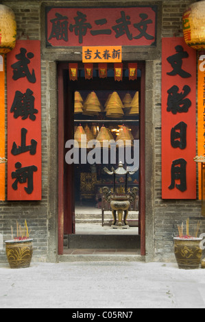 China, Hongkong, New Territories, Tai Po Bereich. Eintritt ins berühmte Man Mo Tempel, hängen brennende Spulen von Weihrauch als Angebot Stockfoto