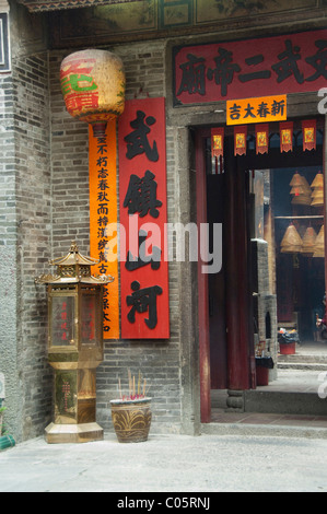 China, Hongkong, New Territories, Tai Po Bereich. Eintritt ins berühmte Man Mo Tempel, hängen brennende Spulen von Weihrauch als Angebot Stockfoto