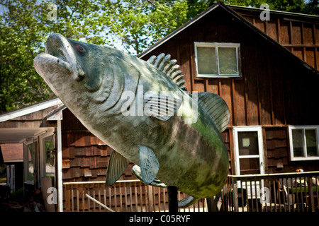 Riesige Bass Statue in der Northwoods Manitowish Waters, Wisconsin. Stockfoto