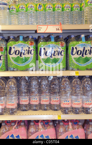 Abgefülltes Wasser auf einem Regal in einem Supermarkt in England Stockfoto