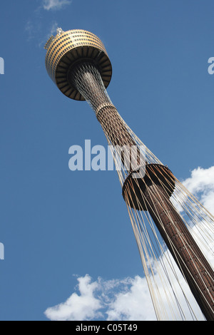 Zeigen Sie an die Spitze des Sydney Tower vor blauem Himmel, Sydney, New South Wales, Australien an Stockfoto