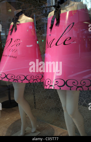 Schaufensterpuppen tragen rosa Verkauf Kleider in einem Schaufenster in Sydney, New South Wales, Australien Stockfoto