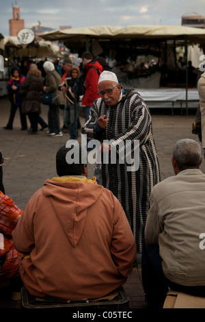 Geschichtenerzähler erzählen Djemaa / Jamaa el Fna Platz Marrakesch Stockfoto