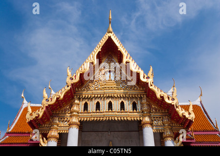 Zentrale Ordinationshalle oder 'Ubosot' (Dachdetails), Wat Benchamabophit (Wat Ben), Banglamphu, Bangkok, Thailand Stockfoto