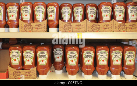 Flaschen Heinz Tomato Ketchup auf einem Regal in einem Supermarkt in England Stockfoto