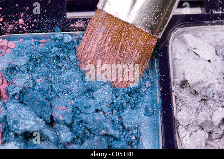 Professionelles Make-up Pinsel auf blauen Lidschatten Palette, Nahaufnahme Stockfoto