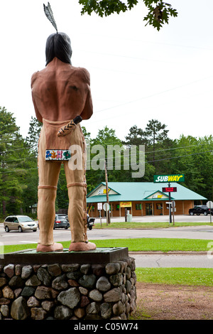 Statue von Chief St. Germain im Northwoods Wisconsin sieht in einem U-Bahn-Geschäft. Stockfoto