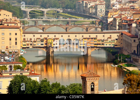 Ponte Vecchio bedeckt Brücke Arno River Reflexion Florenz Italien Stockfoto