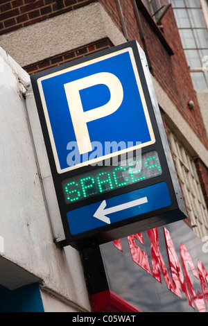 Nahaufnahme des Parkhauses unterzeichnen in London zeigt Räume Stockfoto